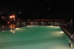 Νυχτερινή διασκέδαση στην πισίνα του ξενοδοχείου