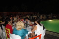 Νυχτερινή διασκέδαση στην πισίνα του ξενοδοχείου