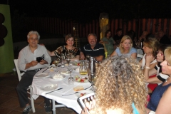 Νυχτερινή διασκέδαση στην πισίνα του ξενοδοχείου