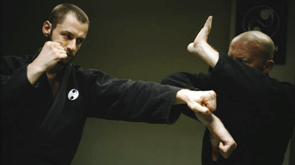 Ο… Δρόμος του Πολεμιστή Ninja περνάει από τη σχολή «AKBAN Itten Ninjutsu Dojo» του εξαίρετου, πρώην συνεργάτη του Συλλόγου μας κ. Άρη Πήτα